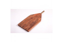 THE WOOD WITH IRON HANDLE CHOPPING BOARD IS DESIGNED TO OFFER A STRONG BALANCE O