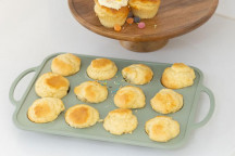 SILICONE CUPCAKE TRAY WITH SOLID HANDLE 37.5X22.6X3.5CM