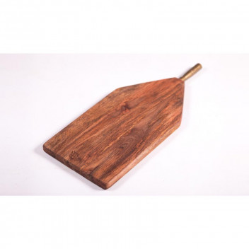THE WOOD WITH IRON HANDLE CHOPPING BOARD IS DESIGNED TO OFFER A STRONG BALANCE O
